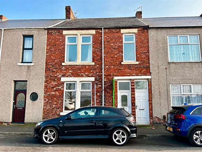 2 Bedroom Flat To Rent In Brack Terrace, Bill Quay, Gateshead, NE10