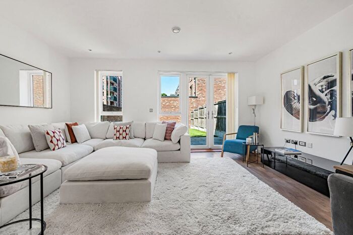 3 Bedroom Property For Sale In Reynard Way, Brentford, TW8