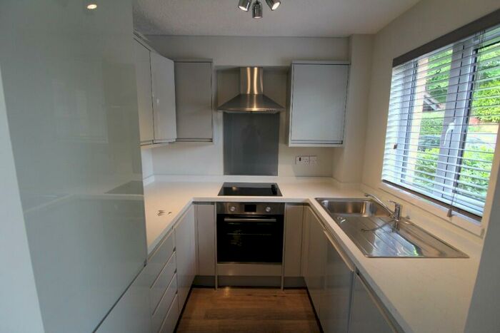 2 Bedroom Apartment To Rent In Canons Close, Reigate, Surrey, RH2