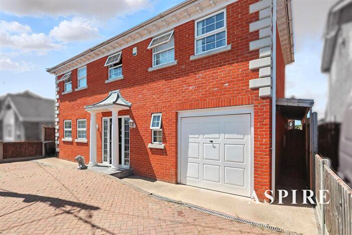 4 Bedroom Detached House For Sale In Hannett Road, Canvey Island, SS8