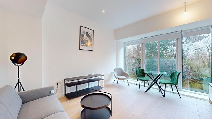 1 Bedroom Flat To Rent In Great West Road, Brentford, TW8