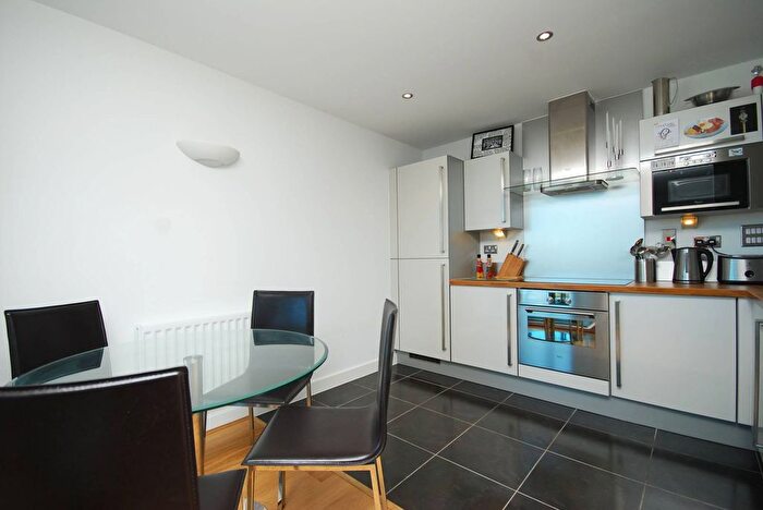 2 Bedroom Flat To Rent In Elektron Tower, Canary Wharf, London, E14