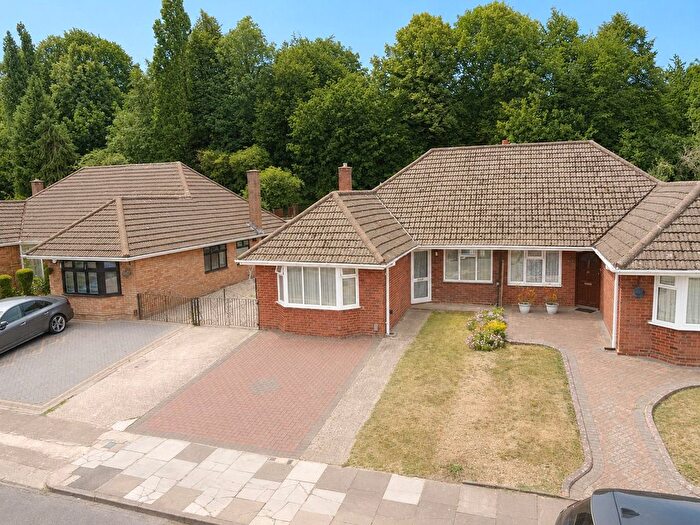 4 Bedroom Bungalow For Sale In Runley Road, Luton, Bedfordshire, LU1