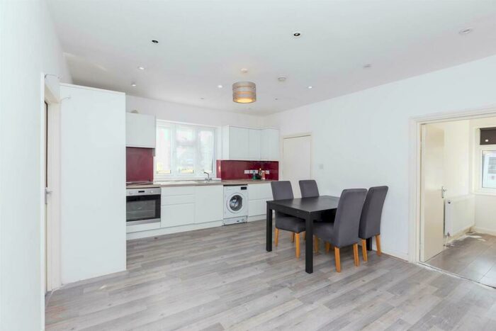 4 Bedroom House To Rent In Westward Road, Chingford, E4