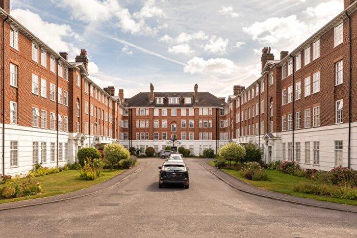 2 Bedroom Flat To Rent In Wimbledon Park Side, London, SW19