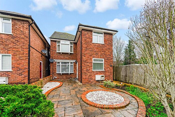 2 Bedroom Maisonette For Sale In Chase Gardens, Chingford, E4