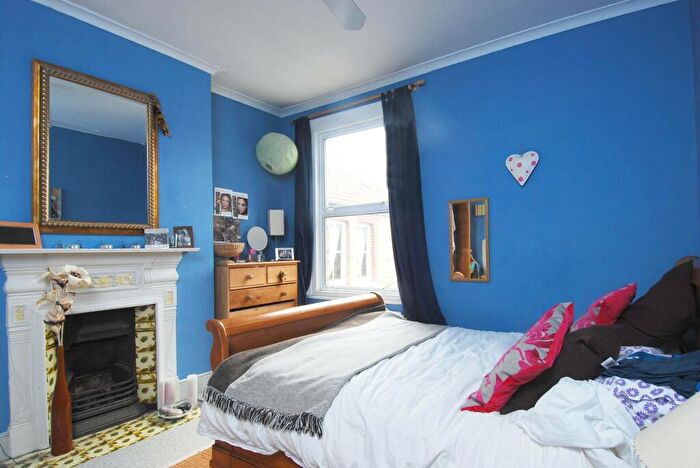 4 Bedroom Flat To Rent In Weir Road, Balham, London, SW12