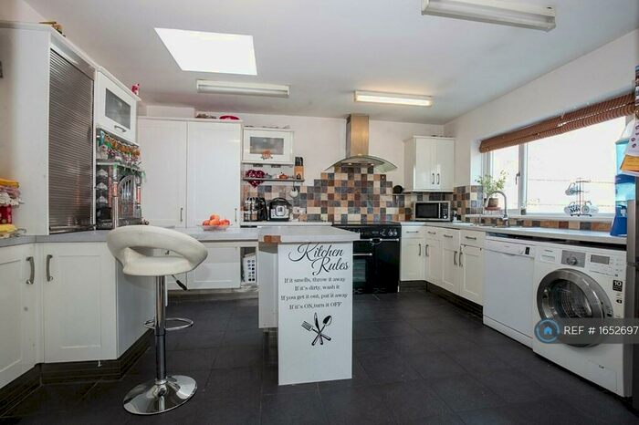 3 Bedroom Bungalow To Rent In Station Road, Slough, SL1