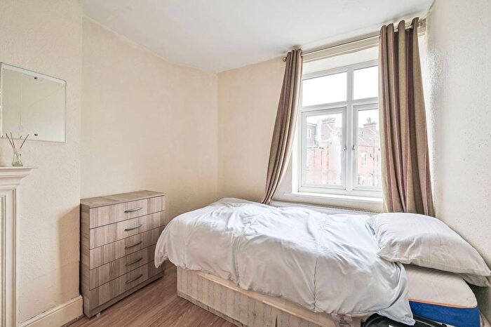 Studio To Rent In Vivian Avenue, Hendon, London, NW4