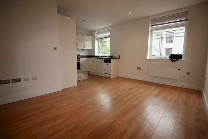 1 Bedroom Flat To Rent In Oak Road, Leatherhead, KT22