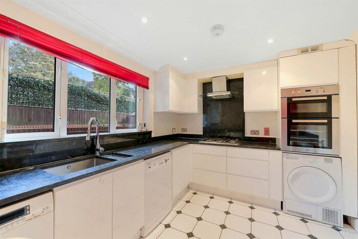2 Bedroom Flat To Rent In Coliseum Court, Regents Park Road, London, N3