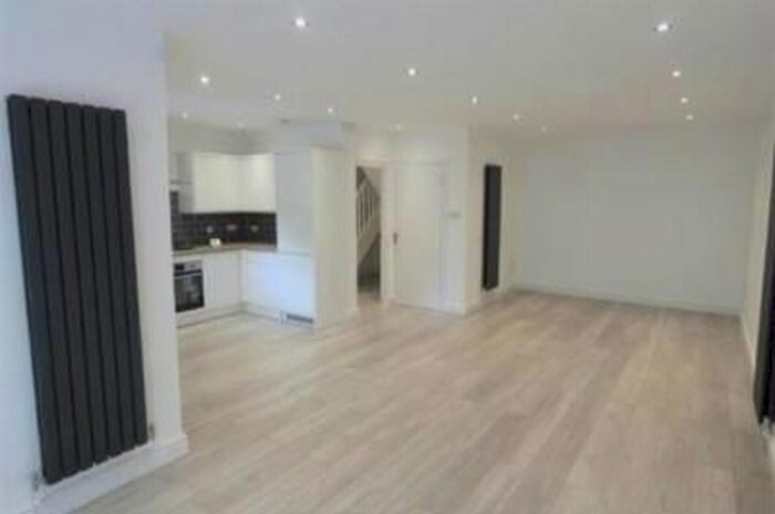 2 Bedroom Detached House To Rent In Roundhey, Cheadle, SK8