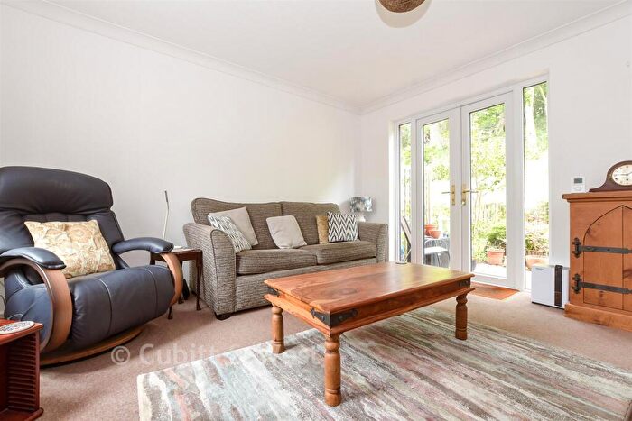 2 Bedroom Ground Maisonette For Sale In Bramble Close, Redhill, Surrey, RH1