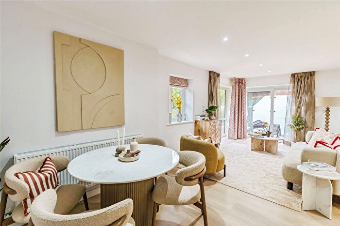 2 Bedroom Flat For Sale In Outwood Lane, Chipstead, Coulsdon, Surrey, CR5