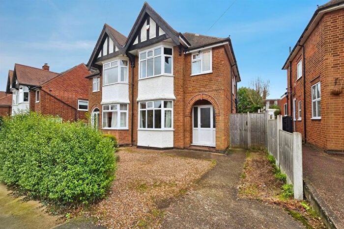 3 Bedroom Semi Detached House For Sale In Farm Road, Chilwell, NG9