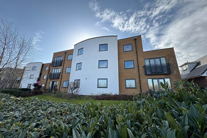 2 Bedroom Property To Rent In Bedroom Property In Westcliff On Sea, SS0