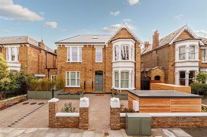 3 Bedroom Flat For Sale In Rosemont Road, London, W3