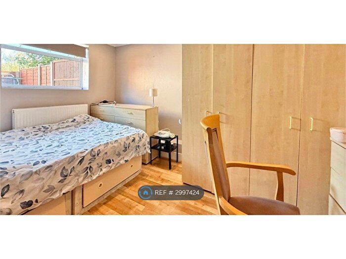 Studio To Rent In Woghtman Rd, London, N8