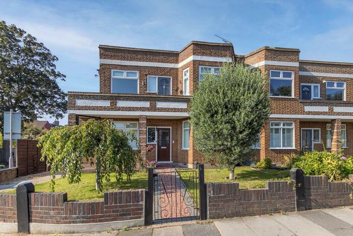 2 Bedroom Flat To Rent In Meadway, Twickenham, TW2