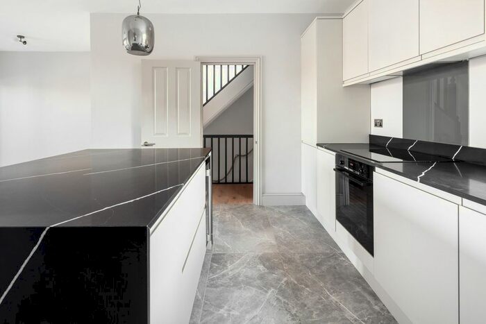 3 Bedroom Flat To Rent In Lonsdale Road, Barnes, SW13