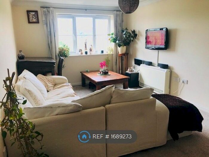 2 Bedroom Flat To Rent In Peatey Court, High Wycombe, HP13