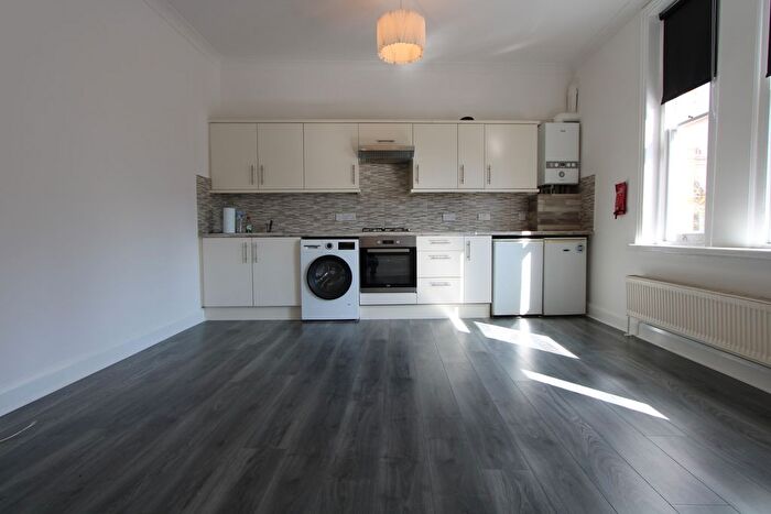 3 Bedroom Flat To Rent In Half Moon Lane, London, SE24
