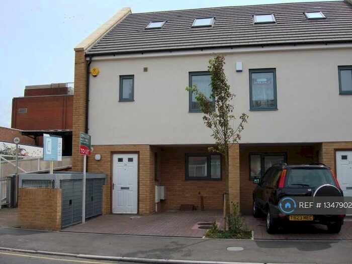 3 Bedroom Semi-Detached House To Rent In Gordon Road, Portslade, Brighton, BN41