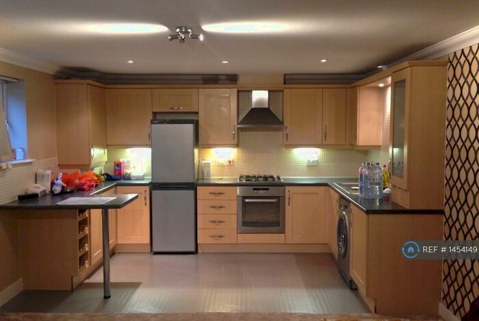 2 Bedroom Flat To Rent In Thornycroft Close, Newbury, RG14