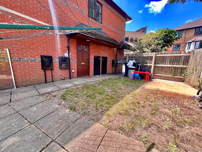 1 Bedroom Maisonette To Rent In Hanworth Road, Hounslow, TW3