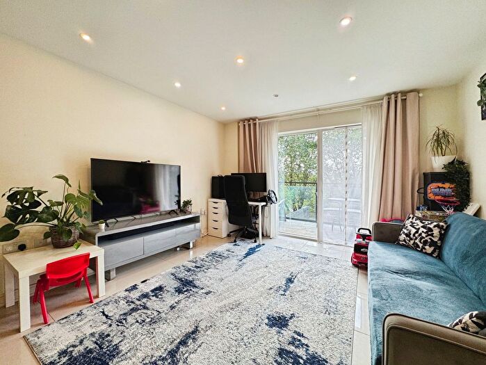1 Bedroom Flat For Sale In Shearwater Drive, Crested Court, NW9