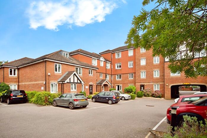 2 Bedroom Flat For Sale In Darkes Lane, Potters Bar, EN6