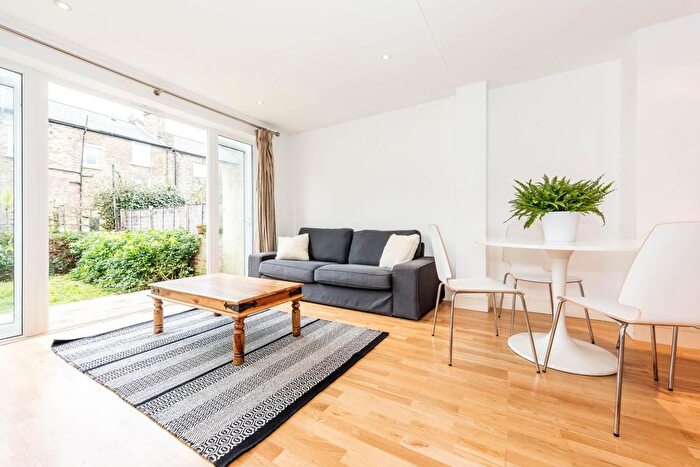 2 Bedroom Flat To Rent In Winslade Road, London, SW2