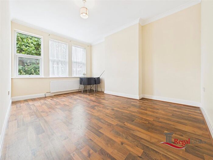 3 Bedroom Flat To Rent In Cedar Road, London, NW2