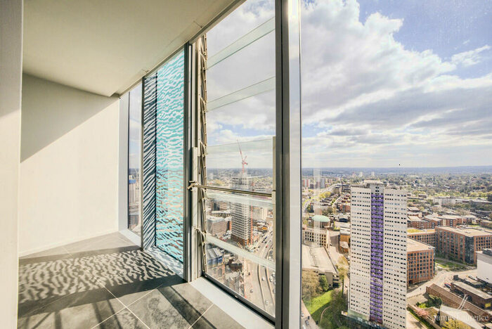 2 Bedroom Apartment To Rent In Beetham Tower, Holloway Circus Queensway, Birmingham City Centre, B1