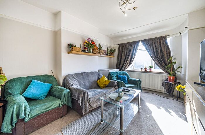 2 Bedroom Flat To Rent In Cavendish Avenue, London, W13