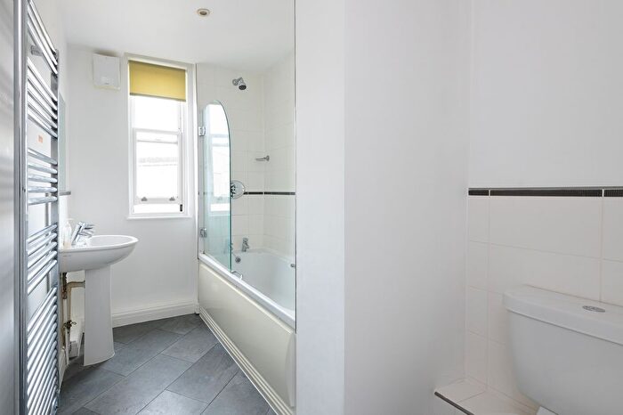 2 Bedroom Flat To Rent In Saint James's Parade, Bath, BA1