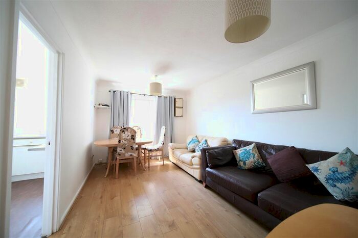 1 Bedroom Flat To Rent In Parkside, Waltham Cross, EN8