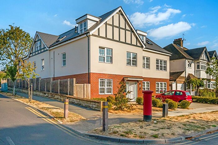 3 Bedroom Flat For Sale In Alexandra Drive, St. Catharines Court, KT5