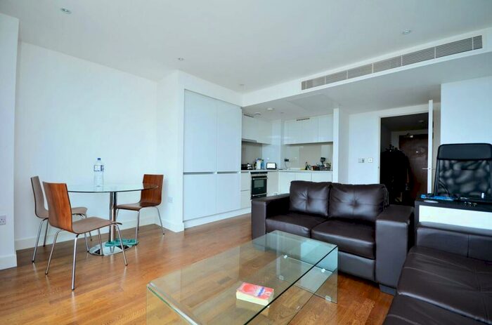 1 Bedroom Flat To Rent In The Landmark East Tower, Canary Wharf, London, E14