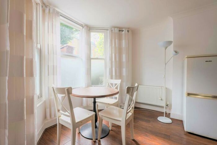 2 Bedroom Flat To Rent In Woodstock Road, Stroud Green, London, N4