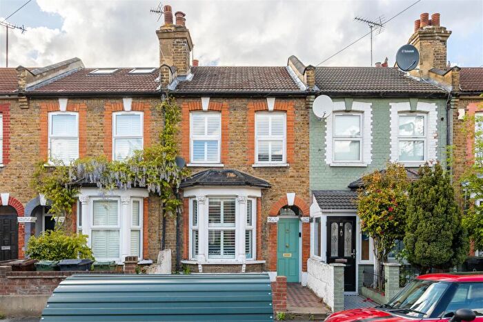 2 Bedroom House To Rent In Farmer Road, Walthamstow, E10