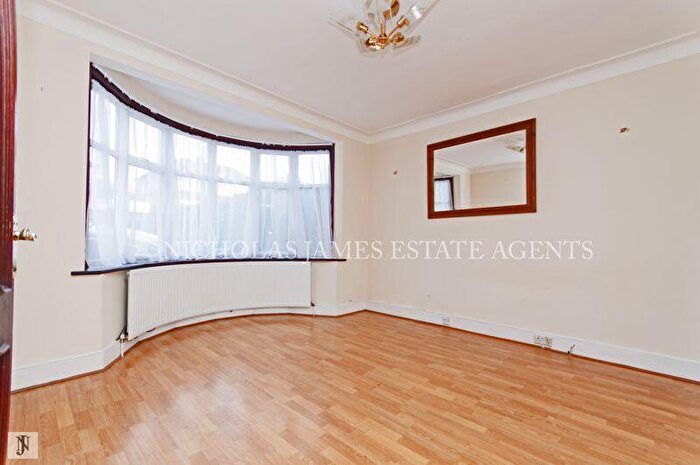 3 Bedroom Semi-Detached House To Rent In Broadoak Avenue, Enfield, EN1