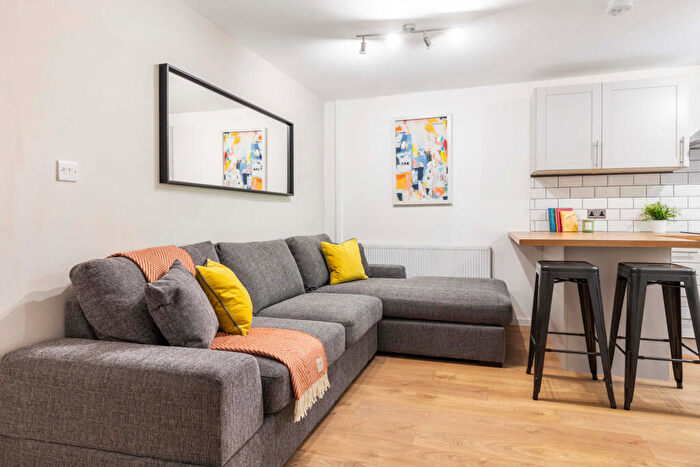 4 Bedroom House To Rent In Hyde Park Close, Leeds, LS6