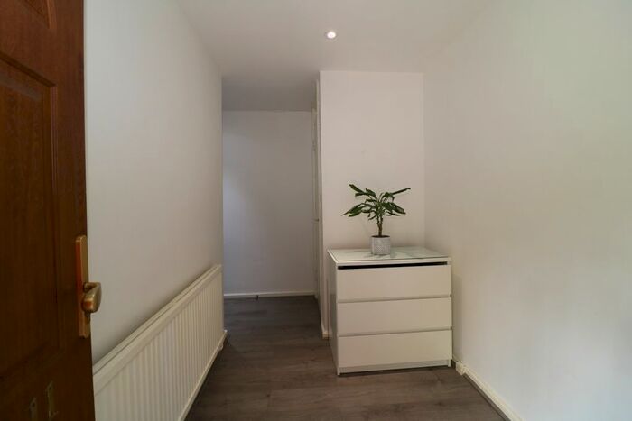 3 Bedroom Flat To Rent In Springhill Close, London, SE5