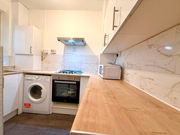 2 Bedroom Flat To Rent In Chicksand House, Shoreditch, London, E1