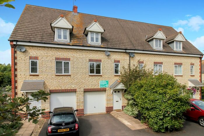 3 Bedroom Town House To Rent In Fieldfare Close, Bicester, OX26
