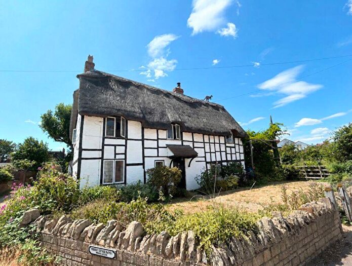 3 Bedroom Cottage For Sale In Caldecote Street, Newport Pagnell, Buckinghamshire, MK16