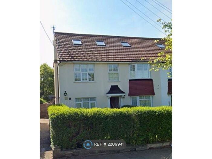 4 Bedroom Maisonette To Rent In The Fairway, London, NW7