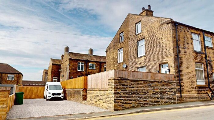3 Bedroom End Of Terrace House For Sale In West End, Queensbury, Bradford, BD13