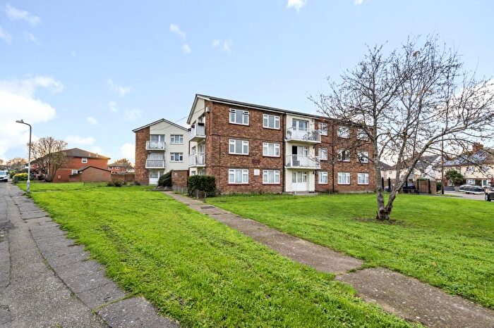 2 Bedroom Flat For Sale In Snelling Avenue, Northfleet, Gravesend, DA11